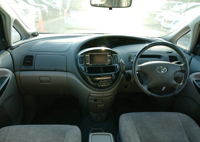 Interior design of Toyota Estima Hybrid