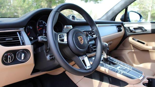 The interior design of the Porsche Macan Turbo